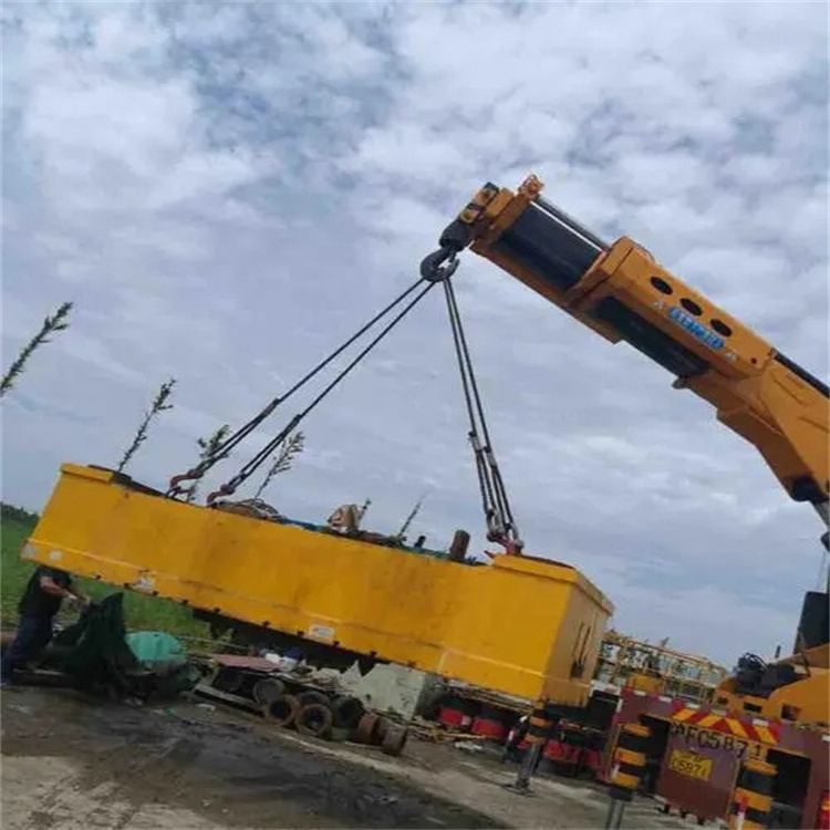 利川吊运集装箱的吊车